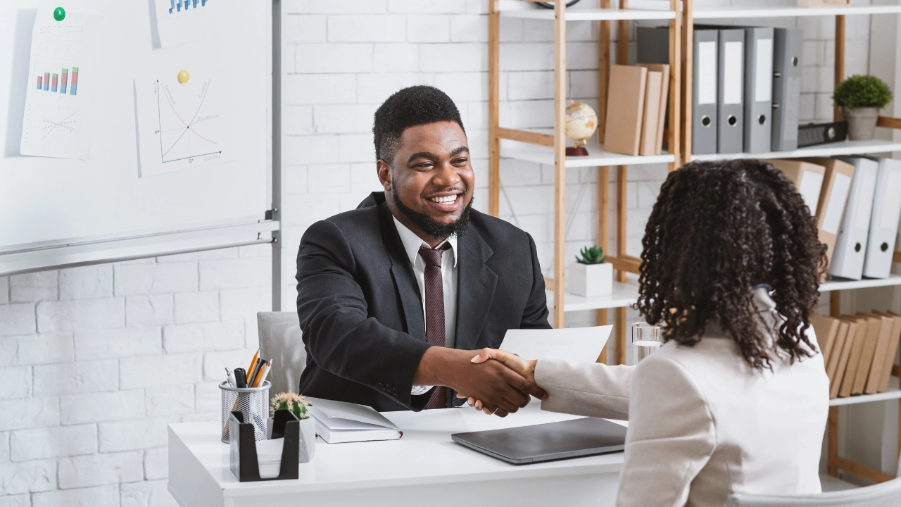 Un recruteur en entretien d’embauche